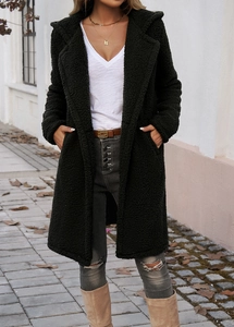 Outdoor Streetstyle eines langen schwarzen Plüsch-Strickmantels mit Kapuze für Damen