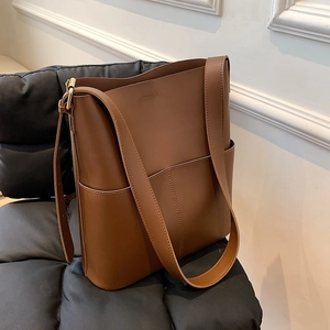 Minimalistische braune Leder-Einkaufstasche mit großem Fassungsvermögen und Seitentasche