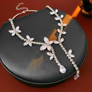 Collier exquis avec fleurs et feuilles en zircon blanc et un pendentif en forme de goutte
