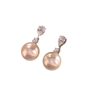 Boucles d'oreilles élégantes en argent avec zircon poire et perle champagne