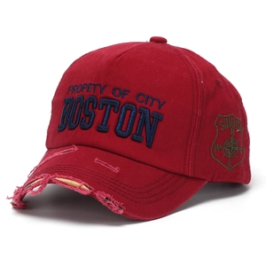 Broderie détaillée et bordure vintage usée sur une casquette rouge en coton