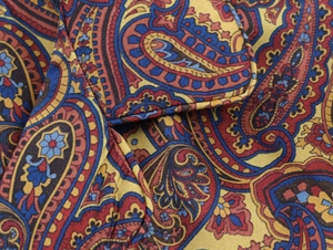 Vue macro du tissu satiné à motif cachemire montrant le tissage et les couleurs