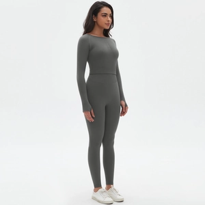 Détail de l'ensemble de yoga gris anthracite avec passe-pouces et leggings à taille haute
