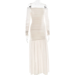 Détail de la robe maxi blanche à épaules dénudées avec texture plissée et manches longues