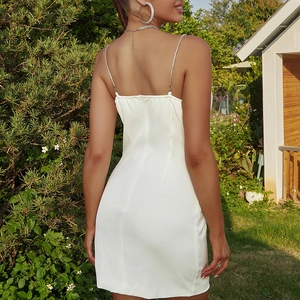Dettaglio mini abito in raso bianco con spalline in strass ed elegante design schiena scoperta