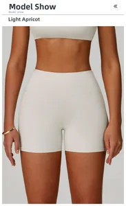 Gros plan frontal d'un short de yoga taille haute abricot clair à texture mate
