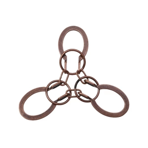 Casse-tête en métal bronze antique avec anneaux imbriqués sur fond blanc pur