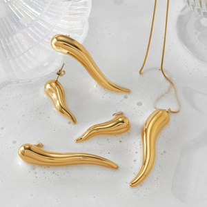 Golden chili pepper pendant necklace and earrings set in creative streamlined design