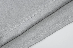 Dettaglio macro del tessuto grigio in misto cotone con cucitura overlock di alta qualità