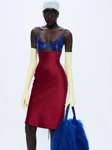Ensemble sexy deux pièces avec haut à fleurs perlé et jupe en satin rouge à taille haute