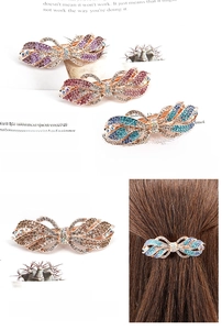 Gros plan détaillé de barrettes à cheveux avec nœud en strass et couleurs Morandi