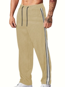 Détail du pantalon en velours côtelé kaki avec rayures latérales et cordon de serrage