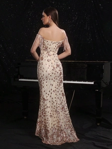 Vestido de noche con lentejuelas oro champán y flecos con diseño de hombros caídos
