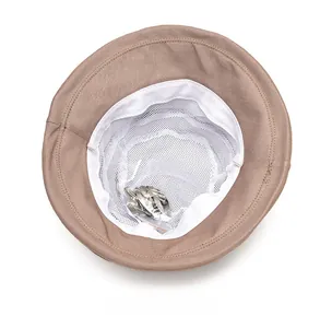 Vue interne du chapeau avec doublure en maille respirante et cordelette coupe-vent réglable