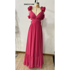 Détail d'une robe en mousseline rose avec col en V et volants floraux 3D décoratifs