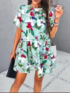 Dettaglio dell'abito corto casual a fiori con maniche corte e design a balze