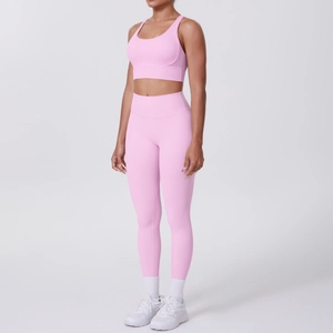 Détail du tissu sans couture et profil latéral de cet ensemble de yoga rose