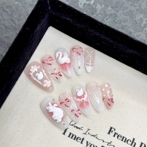 Faux ongles faits main avec cygne 3D sculpté et dégradé rose élégant