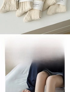Dettaglio calzini in cotone a coste beige con finitura senza cuciture seamless
