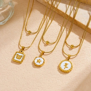 Colliers double rang plaqués or avec pendentifs en nacre aux motifs de papillon et d'étoile