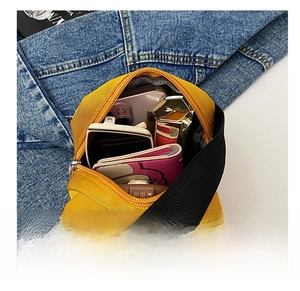 Capacidad interna del mini bolso oxford amarillo con espacio para móvil y billetera