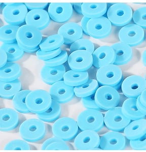 Dettaglio macro di perline distanziatrici in pasta polimerica blu per gioielli DIY