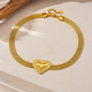 Detailansicht eines goldenen Mesh-Chokers mit Herzanhänger und praktischem Karabinerverschluss