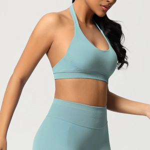 Détail de l'ensemble de yoga gris-bleu sans couture avec taille haute côtelée et profil latéral