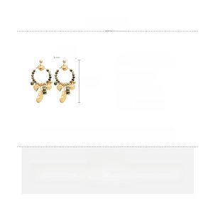 Detailed spec sheet showing 5.7x2.5cm size and 8.4g weight for feather drop earrings