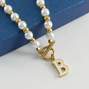 Collier perles en or 18 carats avec pendentif lettre B et fermoir à bascule OT élégant