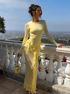 Robe longue plissée jaune pâle à manches longues avec volants et vue sur la ville