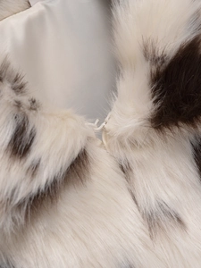 Vue macro d'un manteau en fausse fourrure léopard avec détail de crochet invisible