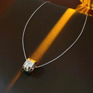 Dettaglio ravvicinato della collana a stella in titanio argento con zirconi colorati su pelle