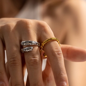 Französischer Vintage Hammerschlag Ring Set in Gold und Silber für Damen am Finger