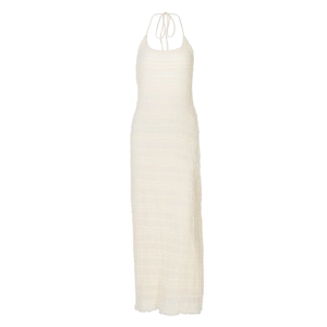 Gros plan détaillé d'une robe longue blanche à licou montrant la texture froncée