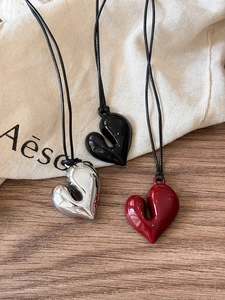 Collane con ciondolo a cuore in tre colori con cordino nero, finitura argento, nero e rosso