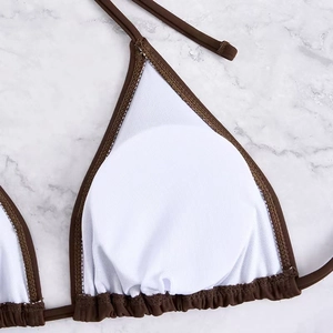 Vue détaillée du haut de bikini avec doublure en maille blanche et coussinets amovibles
