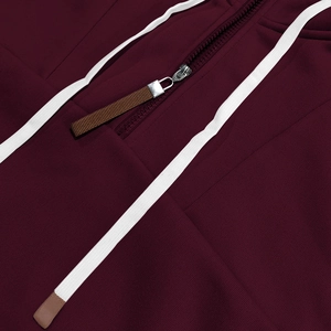 Dettaglio macro di felpa bordeaux con zip in metallo argento e lacci bianchi