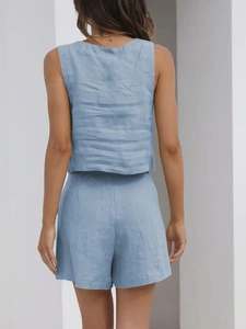 Vue arrière de l'ensemble en lin bleu clair avec haut sans manches et short décontracté