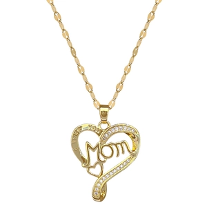 Collier MOM élégant en acier titane doré avec pendentif cœur et cristaux de zircone