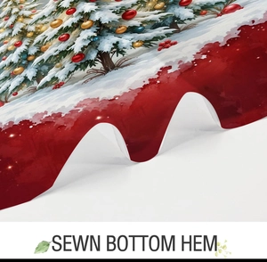 Detail des genähten Saums am Weihnachts-Duschvorhang mit festlichem Baum-Druck