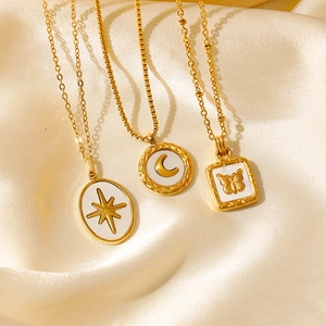 Eleganti collane in acciaio al titanio placcato oro 18K con pendenti farfalla luna