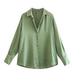 Détail d'une chemise à manches longues en satin vert sauge avec col classique