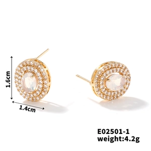Detailansicht der 1,6x1,4cm Goldohrringe mit ovalem Opal und Zirkon-Heiligenschein