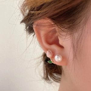 Elegant pink tulip and pearl stud earrings for women with gold metal details