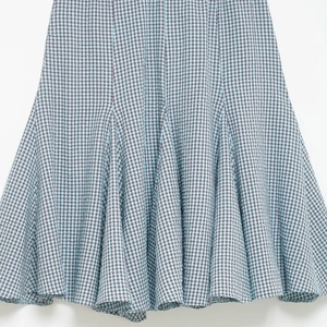Jupe midi à carreaux bleu et marron avec ourlet ondulé et tissu en mélange de coton