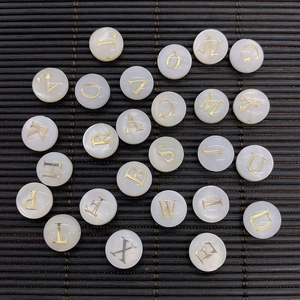 Lot de 26 perles rondes en nacre blanche avec lettres dorées gravées sur bambou sombre