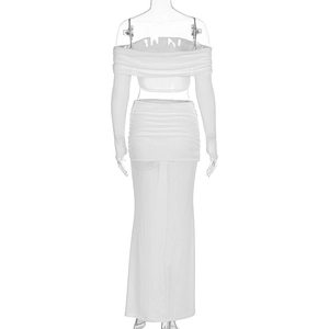 Dettaglio del tessuto in maglia arricciata bianca e cuciture sul set crop top e gonna maxi