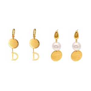 Boucles d'oreilles vintage dorées avec perles et pendentifs pampilles lettre D