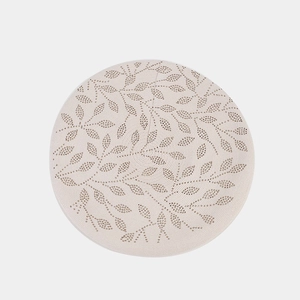 Detailansicht der beige Strickbaskenmütze mit eleganten goldenen Strass-Blattmustern von oben